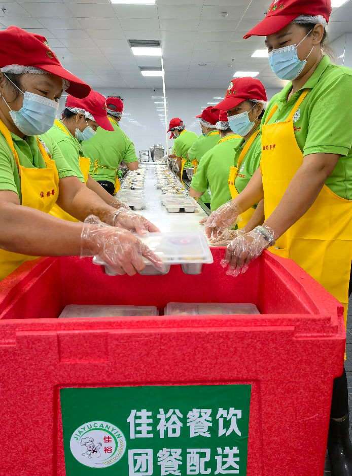 佳裕餐飲集團專注企業工作餐和會議團餐配送