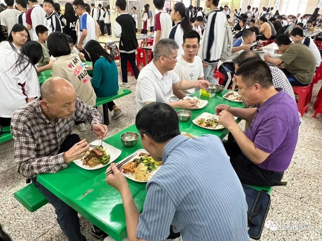 教育局領導深入學校食堂視察，共守師生“舌尖上的安全”